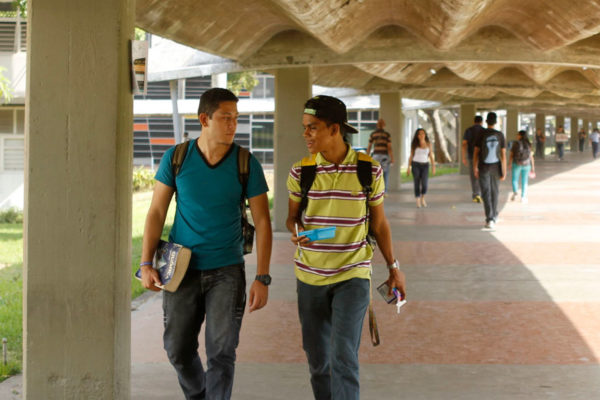El 47% de los estudiantes indígenas piensa en abandonar la universidad, revela OBU